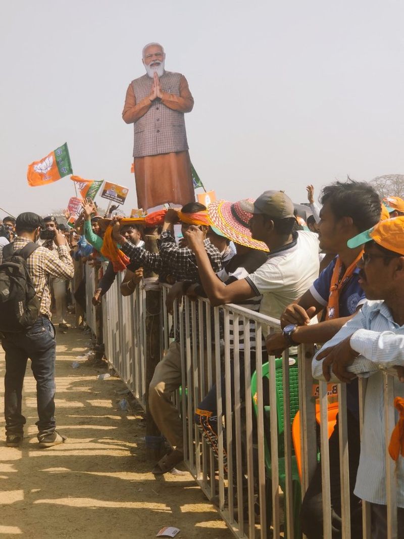 <p>'কাউকে কাজের জন্য বাইরে যেতে হবে না। সর্বত্রই উন্নয়নে নজর দেওয়া হবে। অনুপ্রবেশকারীদের আটকানো হবে। বন্ধ করা হবে তোষণের রাজনীতি।'</p>
