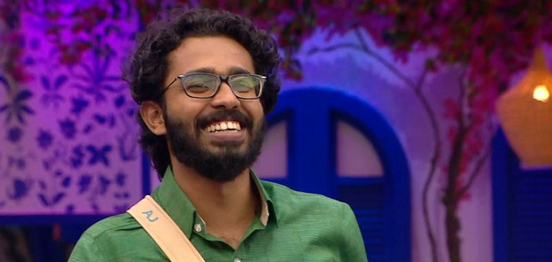 ഐ ലവ് യു എന്ന് പറയാൻ അറിയില്ലേയെന്നായിരുന്നു അഡോണിയോട് മോഹൻലാല് ചോദിച്ചു. പറഞ്ഞിട്ടെന്ന് അഡോണി വ്യക്തമാക്കി. പൂവ് കൊടുത്തിട്ടാണോ അതോ ഫോണിലൂടെയാണോ എന്ന് മോഹൻലാല് ചോദിച്ചു. നേരിട്ട് എന്നായിരുന്നു അഡോണിയുടെ മറുപടി. എന്നിട്ട് എന്ത് അവര് പറഞ്ഞുവെന്ന് മോഹൻലാല് ചോദിച്ചു. അമ്പളിയമ്മാവന്റെ രൂപത്തില് ഐ ലവ് യു ആക്കി കൊടുത്തുവെന്ന് അഡോണി പറഞ്ഞു.