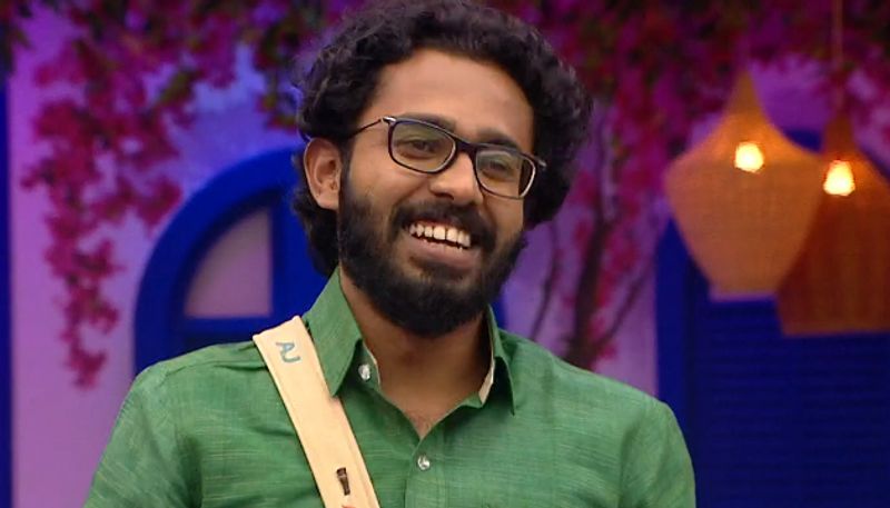 ഇപോഴും പഴയ സംഭവം ഉണ്ടെന്ന് അഡോണി പറഞ്ഞു. എയ്ഞ്ചലും ഞാനും നല്ല സുഹൃത്തുക്കളാണ് എന്നും അഡോണി പറഞ്ഞു. അത് ഞാൻ ചോദിച്ചില്ലല്ലോ എന്ന് മോഹൻലാല് വ്യക്തമാക്കി. എല്ലാവരും ചിരിക്കുകയും ചെയ്തു.