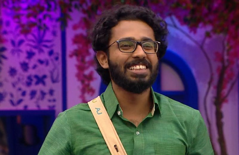 എന്നാല് അന്ന് പറഞ്ഞതുപോലെ ഐ ലവ് യു എന്ന് പറഞ്ഞേ താൻ ഒന്നു കേള്ക്കട്ടേയെന്ന് മോഹൻലാല് പറഞ്ഞു. അഡോണി വിരസമായി ഐ ലവ് യു എന്ന് പറഞ്ഞു.