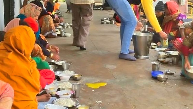 1. शिवरात्रि पर गरीबों को भोजन कराएं, इससे आपके घर में कभी अन्न की कमी नहीं होगी। साथ ही पितरों की आत्मा को शांति मिलेगी।
