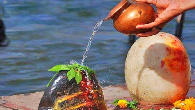 2. तांबे के लोटे में पानी लेकर काले तिल मिलाएं और शिवलिंग पर चढ़ाएं। ऊँ नम: शिवाय मंत्र का जाप करें। इससे शनि के दोष दूर होते हैं।
