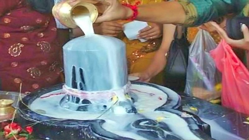 7. अगर किसी व्यक्ति की शादी में बाधाएं आ रही हैं तो शिवलिंग पर केसर मिला कर दूध चढ़ाएं। माता पार्वती की भी पूजा करें।
