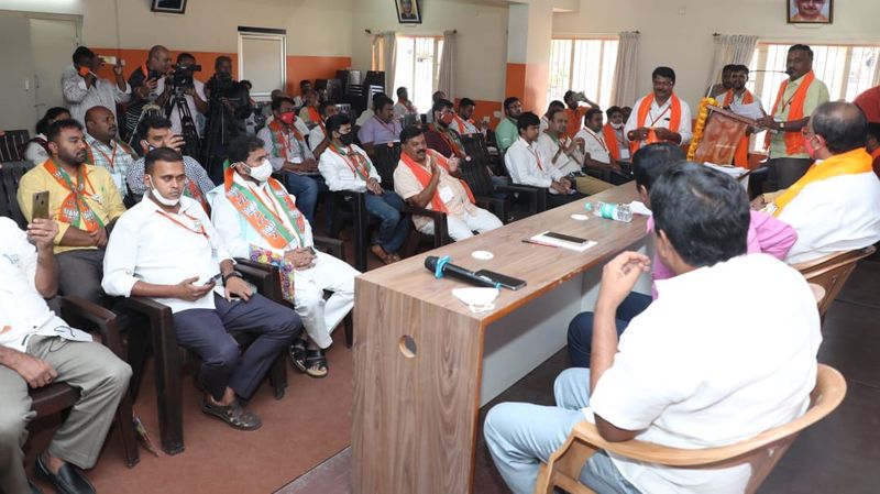 ದೃಶ್ಯ ಮಾಧ್ಯಮಗಳ ಜತೆಗೆ ಸಾಮಾಜಿಕ ಜಾಲತಾಣಗಳು, ಇತರ ಚಾನೆಲ್ಗಳು ಹುಟ್ಟಿಕೊಂಡಿವೆ. ಅವೆಲ್ಲವುಗಳನ್ನು ಪಕ್ಷ ಕೇಂದ್ರಿತವಾಗಿ ಮುಖಂಡರು ನಿರ್ವಹಿಸಬೇಕು. ರಾಷ್ಟ್ರ, ರಾಜ್ಯದಂತೆ ಜಿಲ್ಲಾ ಮಟ್ಟದಲ್ಲೂ ಬಿಜೆಪಿ ಕಾರ್ಯಗಳು, ನಗರದ ಅಭಿವೃದ್ಧಿ, ಸಮಸ್ಯೆಗಳ ಕುರಿತು ತಿಳಿಸಬೇಕು. ಅದಕ್ಕಾಗಿ ಮಾಧ್ಯಮ ಸಂಸ್ಥೆಗಳ ಜತೆ ಅನೌಪಚಾರಿಕ ಸಂಬಂಧ ಇಟ್ಟುಕೊಳ್ಳಬೇಕು ಎಂದರು.