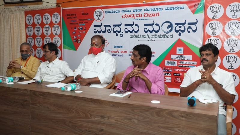 ‘ಕನ್ನಡಪ್ರಭ’ ಹಾಗೂ ‘ಸುವರ್ಣ ನ್ಯೂಸ್’ ಪ್ರಧಾನ ಸಂಪಾದಕ ರವಿ ಹೆಗಡೆ ಮಾತನಾಡಿ, ಸುದ್ದಿಗಳ ಮೂಲಕ ಮಾಧ್ಯಮಗಳು ಜನರಲ್ಲಿ ಒಂದು ಚಿಂತನೆ, ಅಭಿಪ್ರಾಯ ಮೂಡಿಸುತ್ತವೆ. ಅಂತಹ ಮಾಧ್ಯಮಗಳಿಂದ ಜನರನ್ನು ತಲುಪುವವರು ಜವಾಬ್ದಾರಿ ಹೇಳಿಕೆ ನೀಡಬೇಕು. ಇಂದು ಮಾಧ್ಯಮಗಳನ್ನು ನಿಯಂತ್ರಿಸಿ ಪಕ್ಷ ಅಧಿಕಾರಕ್ಕೆ ಬರಲು ಸಾಧ್ಯವಿಲ್ಲ. ಪತ್ರಿಕೆಗಳಂತೆ ವಿಶ್ವಾಸಾರ್ಹ ವಿಷಯ ತಿಳಿಸಿದರೆ ಮಾತ್ರ ಜನರು ಒಪ್ಪುತ್ತಾರೆ. ಅದಕ್ಕಾಗಿ ನವ ಮಾಧ್ಯಮಗಳನ್ನು ಜಾಗ್ರತೆಯಿಂದ ಬಳಸಿಕೊಳ್ಳಬೇಕು ಎಂದರು.