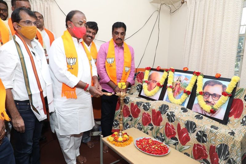 ಪಕ್ಷದ ಮುಖಂಡರಾದ ಕ್ಯಾ.ಗಣೇಶ್ ಕಾರ್ಣಿಕ್, ಎನ್.ಆರ್.ರಮೇಶ್, ಪಿ.ರಾಜೀವ್, ಛಲವಾದಿ ನಾರಾಯಣಸ್ವಾಮಿ, ತೇಜಸ್ವಿನಿಗೌಡ, ಮಂಜುನಾಥ ಮತ್ತಿತರರು ಉಪಸ್ಥಿತರಿದ್ದರು.