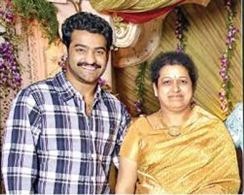 ఎన్టీఆర్కి అమ్మ షాలినే స్ఫూర్తి. తనని ఇలా తీర్చిదిద్దిందని ఆయన అనేక సందర్భాల్లో వెల్లడించారు.