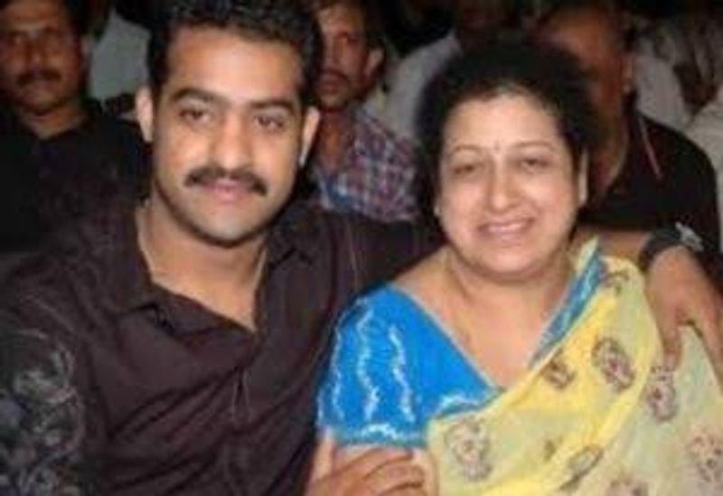 అమ్మ తనకు రోల్ మోడల్ అని, ఎన్నో స్ట్రగుల్ పడిందని వెల్లడించారు.