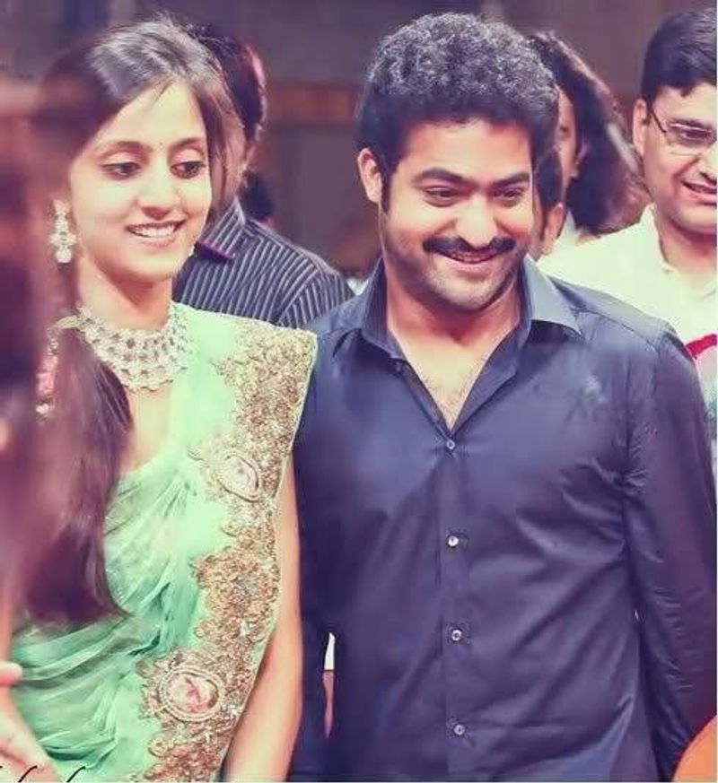 మరోవైపు భర్య ప్రణతికి కూడా ఆయన ఉమెన్స్ డే విషెస్ తెలిపారు.