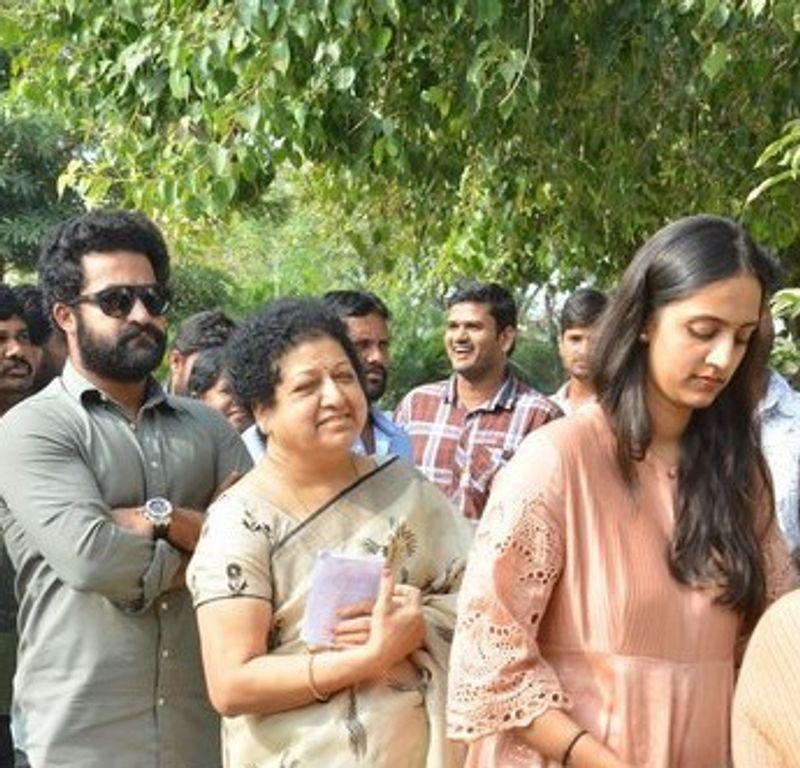 ఎలక్షన్లో ఓట్ వేసేందుకు అమ్మ షాలిని, భార్య ప్రణతితో ఎన్టీఆర్.