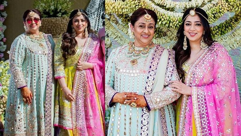 बिंदिया ने बेटी की मेहंदी सेरेमनी में ओशन ब्लू कलर का लहंगी पहना। बालों में गजरा और गॉगल लगाए वे बेहद खूबसूरत नजर आई। वहीं, संगीत सेरेमनी में भी उन्होंने जमकर डांस किया। 