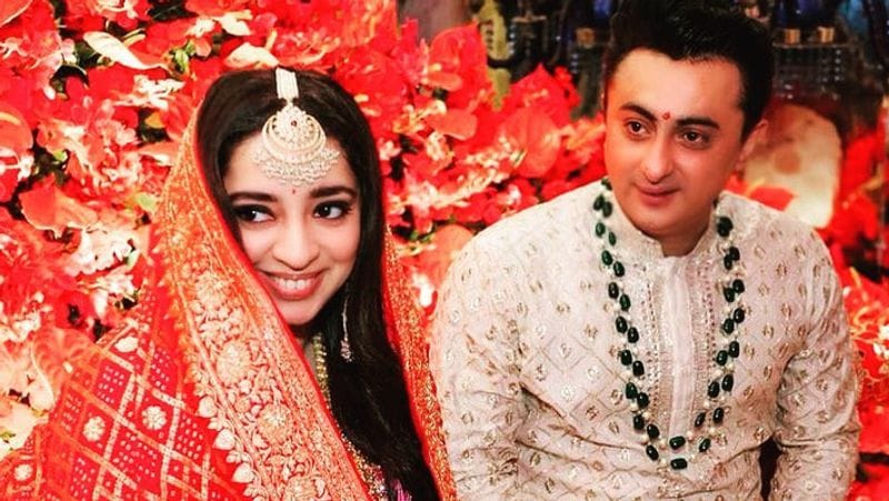 बता दें कि निधि जयपुर में उसी जगह पर शादी करने जा रही हैं, जहां आज से 35 साल पहले उनकी मां बिंदिया गोस्वामी और पापा जेपी दत्ता ने 7 फेरे लिए थे। निधि की एक बहन और है, जिसका नाम सिद्धि है।