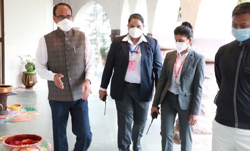 महिला दिवस के मौके पर सीएम शिवराज सिंह चौहान महिलाओं से संबंधित मामलों के लिए राज्य स्तरीय महिला सलाहकार मंडल बनाने की घोषणा कर सकते हैं। वहीं सरकारी अस्पतालों में 'दीदी की रसोई' नाम से कैंटीन खोलने और इनका संचालन स्व सहायता समूह को सौंपने की तैयारी की गई है। जिसके चलते जिला स्तर पर सरकारी कार्यालयों की कैंटीन भी इनको सौंपे जाने की घोषणा हो सकती है।