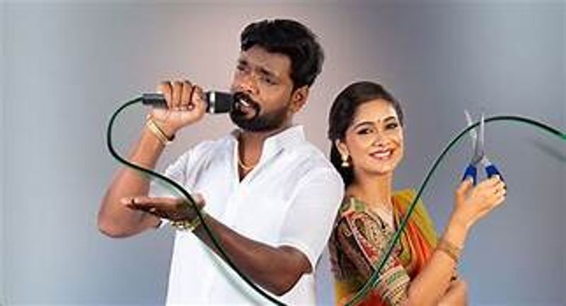 அந்த வகையில் குடும்ப கதையை மையமாக வைத்து, சென்டிமென்ட், காதல், காமெடி, என அனைத்து அம்சங்களுடனும் ஒளிபரப்பாகி வருகிறது 'சுந்தரி நீயும் சுந்தரன் நானும்' சீரியல்.