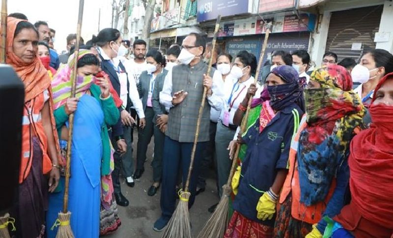 मुख्यमंत्री शिवराज सिंह चौहान ने अचानक मुख्यमंत्री राजधानी के नेहरू नगर इलाके में पहुंचे। जहां उन्होंने महिला सफाई कर्मचारियों के साथ चौपाल लगाई और उनके साथ झाड़ू पकड़ सफाई भी करवाई। इसके अलावा सीएम ने महिलाओं से पूछा कि उनकी बेहतरी के लिए क्या हो सकता है तो जिसके लिए सुझाव मांगे।
