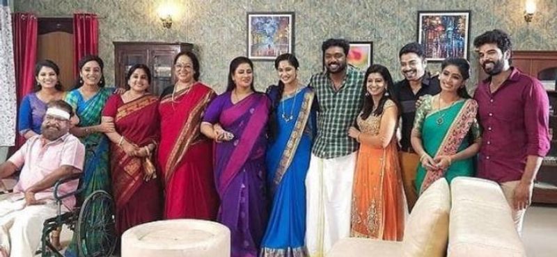 இதனை உறுதி செய்வது போல், சீரியல் நடிகர்கள் அனைவரும் ஒன்றாக சேர்ந்து எடுத்துக்கொண்ட புகைப்படமும் சமூக வலைத்தளத்தில் வெளியாகி உள்ளது.