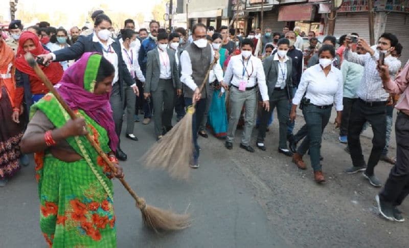 सीएम शिवराज से महिलाओं को महिला दिवस की शुभकामनाएं देते हुए कहा कि मैं प्रदेश की अपनी बहनों के जीवन को सरल, सुगम और आनंददायी बनाने के लिए अनवरत प्रयत्नशील हूं। आपके हर सुख-दु:ख में मैं शामिल हूं, साथ हूं। 