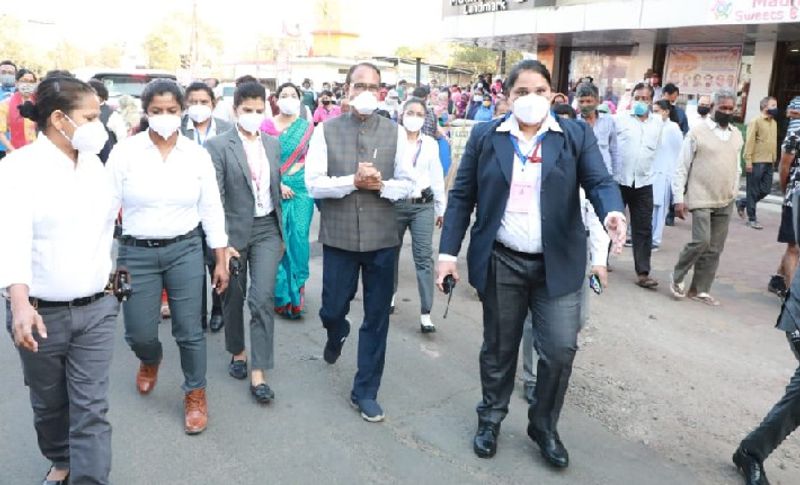 महिला सुरक्षाकर्मियों और महिला अधिकारियों के साथ कार से रवाना होकर नेहरू नगर चौराहे पर सफाई कामगार बहनों के साथ चर्चा की। सीएम ने कहा कि महिला चाहे किसी भी वर्ग की हो, किसी भी क्षेत्र में काम करने वाली हो, सबसे महत्वपूर्ण चीज़ यदि उनके लिए है, तो वो है सम्मान!