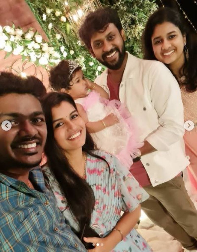 குட்டி தேவதை ரித்தியை கையில் தூக்கி வைத்திருக்கும் ரியோ... மகள் பிறந்தநாளில் எவ்வளவு சந்தோசம் 