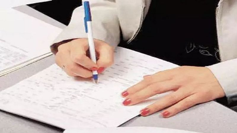 केंद्र सरकार ने विवाद से विश्वास (Vivad se Viswas) येजना के तहत पेमेंट की आखिरी तारीख को बढ़ाकर 31 मार्च 2021 कर दिया था। इस स्कीम के जरिए सरकार टैक्स से संबंधित विवादों का समाधान करती है। इस स्कीम के तहत टैक्सपेयर्स को सिर्फ विवादित टैक्स की राशि का भुगतान करना होगा। उन्हें ब्याज और जुर्माना नहीं देना होगा। इस पर सरकार पूरी छूट दे रही है। (फाइल फोटो)
