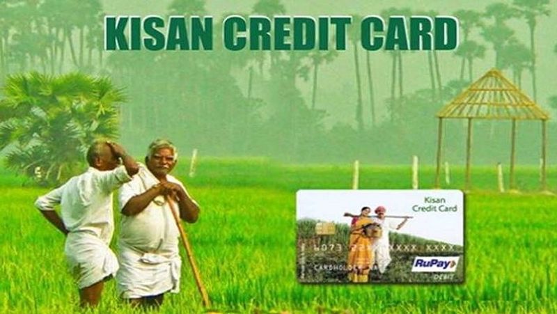 केंद्र सरकार किसान क्रेडिट कार्ड (KCC) को बढ़ावा देने और डिजिटलाइजेशन को प्रमोट करने के लिए 31 मार्च 2021 तक किसान क्रेडिट कार्ड बनवाने के लिए अभियान चलाएगी। अगर कोई इस स्कीम का फायदा लेना चाहते है, तो उसे 31 मार्च के पहले नजदीकी बैंक की शाखा में संपर्क करना होगा। वहां किसान क्रेडिट कार्ड का फॉर्म भरने के बाद सिर्फ 15 दिन में किसान क्रेडिट कार्ड मिल जाएगा। (फाइल फोटो)