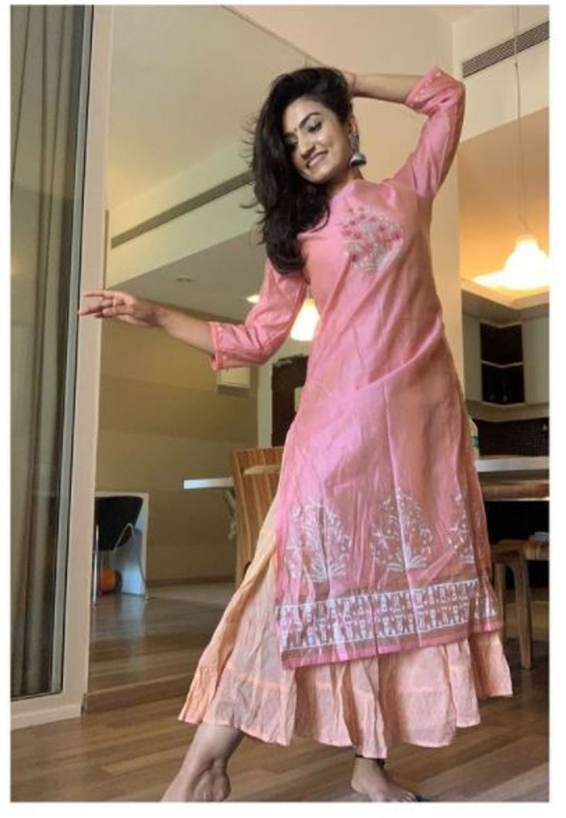 <p>ಸೋಷಿಯಲ್ ಮೀಡಿಯಾದಲ್ಲಿ ವೈಷ್ಣವಿ ಅಭಿಮಾನಿಗಳು ಬೇಸರ ವ್ಯಕ್ತ ಪಡಿಸಿದ್ದಾರೆ. ವೈಷ್ಣವಿ ಇಷ್ಟೊಂದು ಸೈಲೆಂಟ್ ಆಗಿರುವುದು ಯಾಕೆ ಎಂದು ತಿಳಿಯುತ್ತಿಲ್ಲ ಎಂದಿದ್ದಾರೆ.</p>