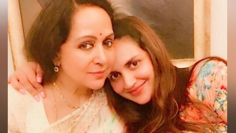 शो में जब ईशा का वीडियो प्ले किया गया तो उन्होंने कहा- आप सबके लिए हेमा जी एक ड्रीम गर्ल है लेकिन हम लोगों के लिए वो सिर्फ एक ड्रीम गर्ल नहीं बल्कि हमारी अम्मा है। 