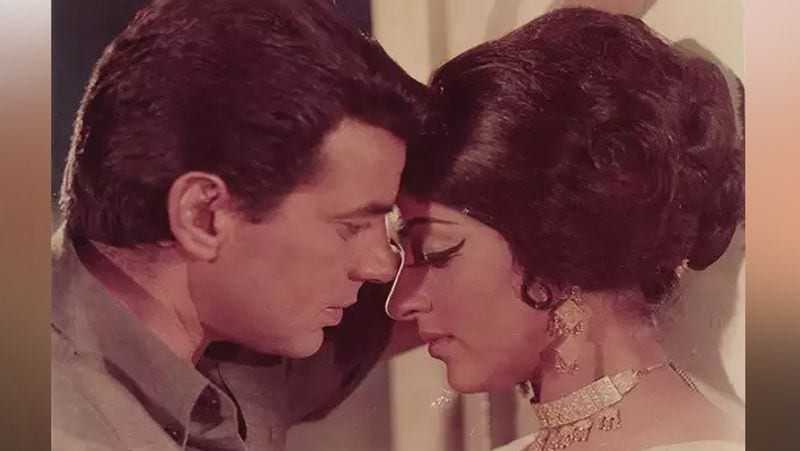 दानिश खान ने आजा तेरी याद आईं.. गाना गाया। 1976 की चरस फिल्म का ये गाना धर्मेंद्र और हेमा मालिनी पर फिल्माया गया था। इस की शूटिंग भारत से बाहर हुई थी। उन दिनों को याद करते हुए हेमा ने कहा- जब वो और धर्मेंद्र एक-दूसरे को डेट कर रहे थे। जब दोनों एक गाने की शूटिंग कर रहे थे तब उस शूटिंग में उनके पिता उनके साथ आते थे ताकि वो धर्मेंद्र के साथ अकेले में वक्त ना बिता सकें। 