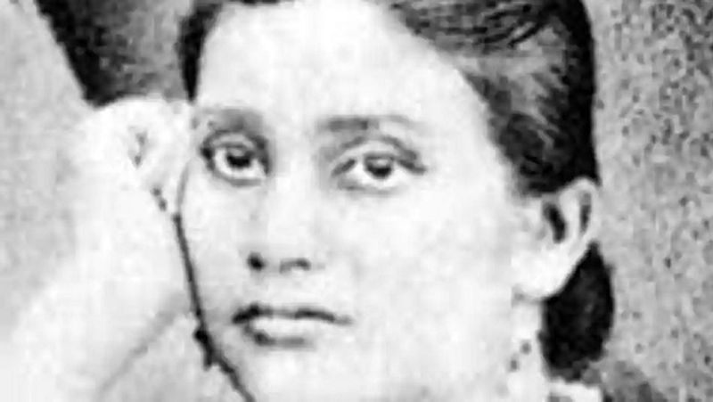 भारत की पहली महिला ग्रैजुएट और पहली महिला चिकित्सक कादंबिनी गांगुली को भारतीय राष्ट्रीय कांग्रेस के अधिवेशन में सबसे पहले भाषण देने वाली महिला होने का गौरव भी हासिल है। कादंबिनी गांगुली दक्षिण एशिया की ऐसी पहली महिला थीं, जिन्होंने यूरोपियन मेडिसिन में प्रशिक्षण हासिल किया। कादंबिनी गांगुली का जन्म 18 जुलाई, 1861 को हुआ था। उनके पिता का नाम बृजकिशोर बसु था। वे उदार विचारों के व्यक्ति थे। उन्होंने अपनी बेटी की शिक्षा पर पूरा ध्यान दिया। यही वजह थी कि कादंबिनी ने कई क्षेत्रों में पहली भारतीय महिला होने का गौरव हासिल किया। (फाइल फोटो)