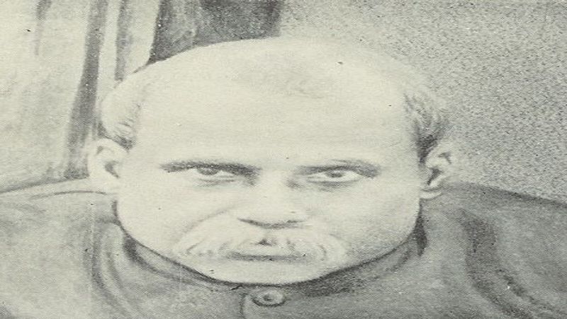 कादंबिनी गांगुली का मानना था कि रिश्ते आपसी प्रेम, संवेदनशीलता और समझ-बूझ के आधार पर बनते हैं। उस वक्त के लिए यह सामान्य बात नहीं थी। कांदबिनी गांगुली के संघर्ष में उनकी मदद ब्रह्म समाज के द्वारकानाथ गांगुली ने की। द्वारकानाथ गांगुली कादंबिनी गांगुली से 17 साल बड़े थे। वे स्त्री मुक्ति के बहुत बड़े समर्थक थे। उन्होंने कादंबिनी गांगुली और चंद्रमुखी का कलकत्ता यूनिवर्सिटी और उसके पहले बेथ्यून कॉलेज में नामांकन करवाने में बहुत मदद की। आगे चल कर कादंबिनी गांगुली ने द्वारकानाथ गांगुली से शादी कर ली, जो एक विधुर थे। उनकी शादी 1883 में हुई। उस समय द्वारकानाथ की उम्र 39 वर्ष थी। हिंदू समाज के अलावा ब्रह्म समाज के कुछ लोगों को भी इस विवाह पर आपत्ति थी, लेकिन दोनों ने इसकी कोई परवाह नहीं की। (फाइल फोटो)