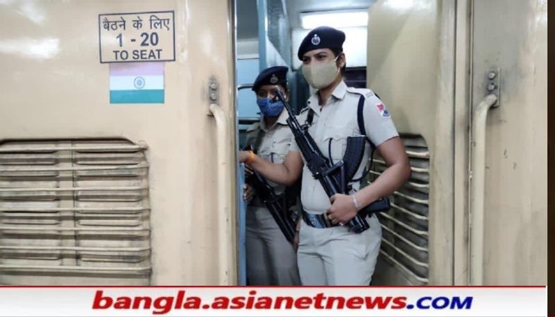 <p>আরফিএফ পদে দায়িত্ব সামলানো , যাত্রীদের নিরাপত্তা দেওয়া সবই সাহসের সঙ্গে করেন এই মহিলারা। </p>