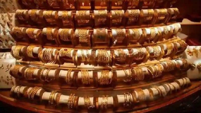 <p>ಚಿನ್ನದ ದರ ಏರಿಕೆ ಇಲ್ಲದಿರುವುದು ಗ್ರಾಹಕರನ್ನು ಕೊಂಚ ನಿರಾಳರನ್ನಾಗಿಸಿದೆ.</p>