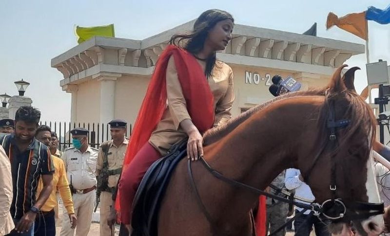 बता दें कि अंबा हजारीबाग जिले की बड़कागांव विधानसभा सीट से 27 साल की अंबा ने चुनाव जीतकर 2019 में सबसे कम उम्र की विधायक बनने का इतिहास रचा है। जहां उन्होंने अपने निकटतम प्रतिद्वंद्वी आजसू पार्टी के प्रत्याशी रोशनलाल चौधरी को 30,140 वोटो से हराया था।