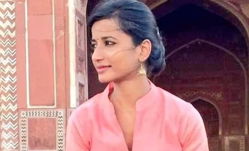 अंबा के पिता योगेंद्र प्रसाद साव वर्ष 2009 में विधायक का चुनाव जीते थे और 2013 में हेमंत सोरेन सरकार में मंत्री बने थे। नक्सलियों से संबंध का खुलासा होने के बाद उन्हें 2014 में अपने पद से इस्तीफा देना पड़ा था। इसके बाद से एनटीपीसी प्रोजेक्ट के खिलाफ विरोध प्रदर्शन के कारण उनके पिता अभी तक जेल में हैं, और मां राज्य से बाहर हैं। 