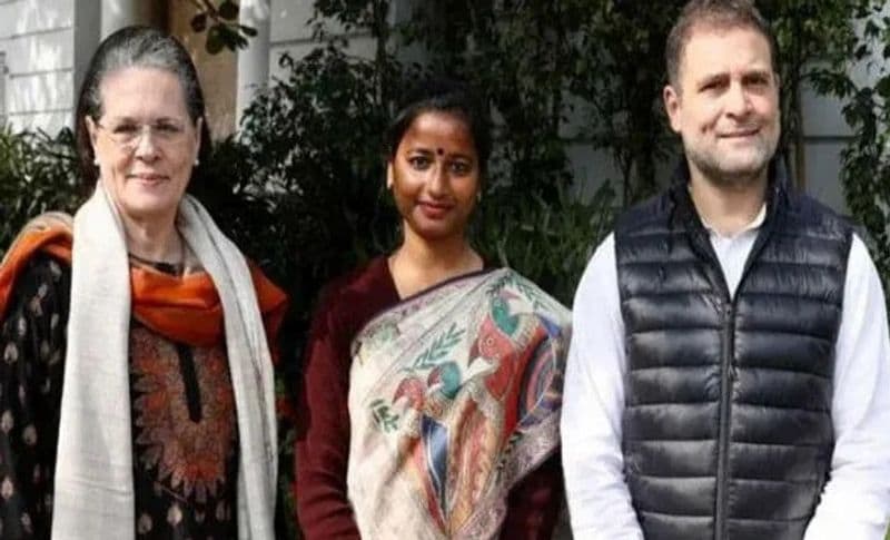 अंब चतरा, हजारीबाग और रामगढ़ जिले में विकास को लेकर होने वाली बैठकों में काग्रेस पार्टी का प्रतिनिधित्व करती हैं। इसलिए राहुल गांधी खुद अंबा के लिए चुनाव में रैली करने आए थे।