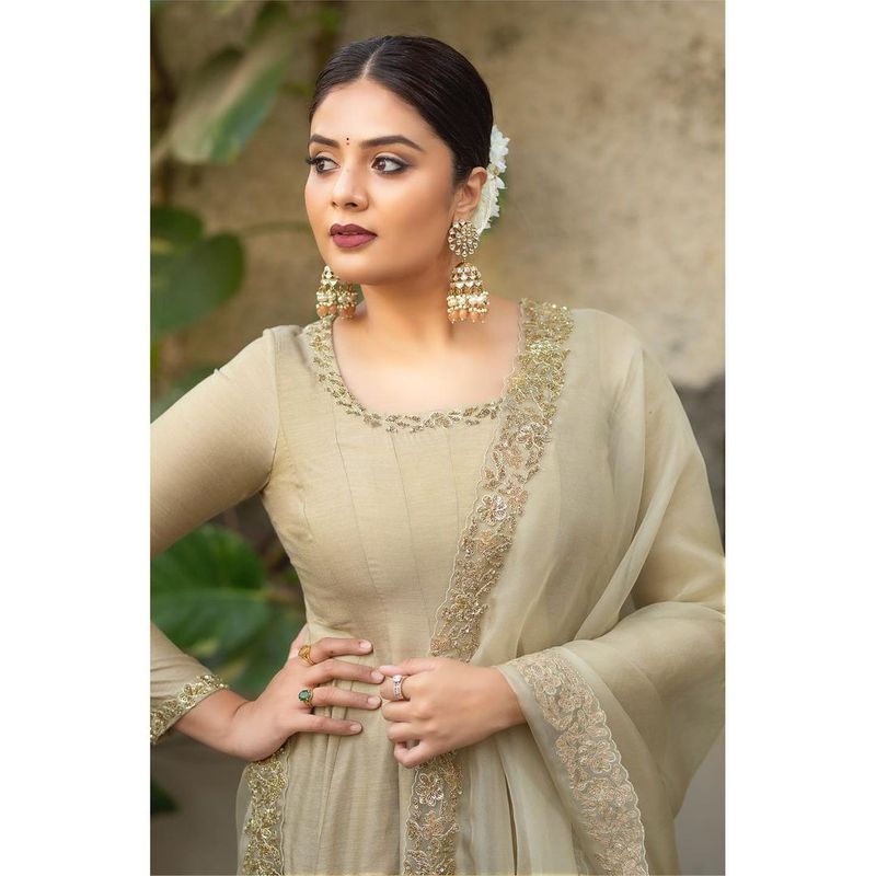 శ్రీముఖి ఫోటోలను చూసిన ఫ్యాన్స్ వావ్ అంటూ కామెంట్స్ చేస్తున్నారు. అలాగే ఆమెకు ఉమెన్స్ డే విషెష్ తెలియజేస్తున్నారు.