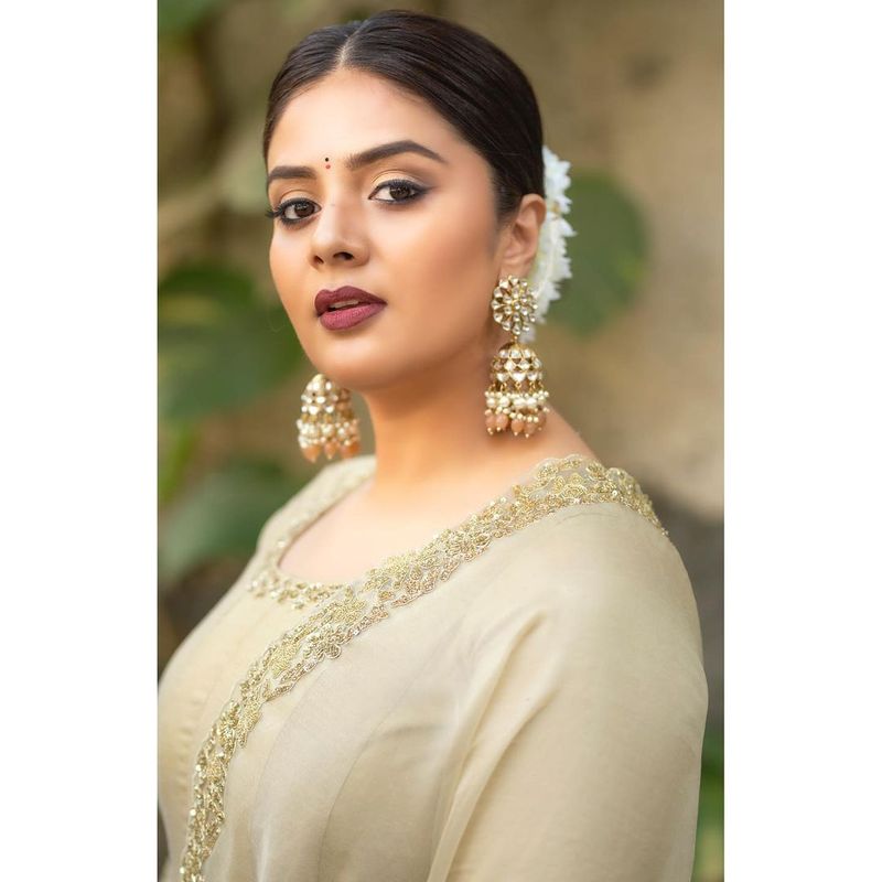 మరోవైపు శ్రీముఖి నటిగా బిజీ అయ్యే ప్రయత్నం చేస్తున్నారు. మొదటిసారి ఆమె హీరోయిన్ నటించిన క్రేజీ అంకుల్స్ విడుదలకు సిద్ధంగా ఉంది.