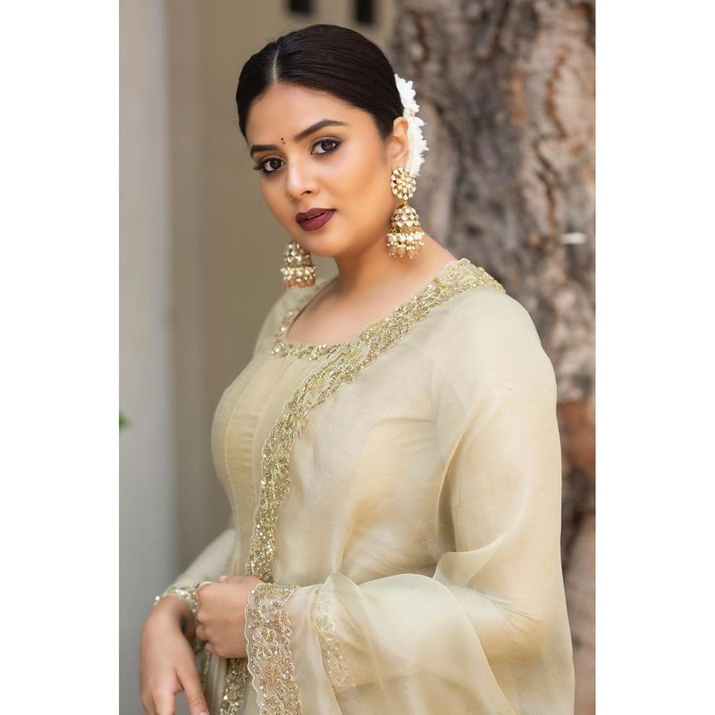 ట్రెడిషనల్ వేర్ లో కూడా శ్రీముఖి సొంపులు మాత్రం కొట్టొచిన్నట్లు కనిపిస్తుంటే... ఆమె లుక్ కట్టిపడేస్తుంది. ముఖ్యంగా చురకత్తుల్లాంటి ఆమె చూపులు కుర్ర గుండలను గాయం చేస్తున్నాయి.