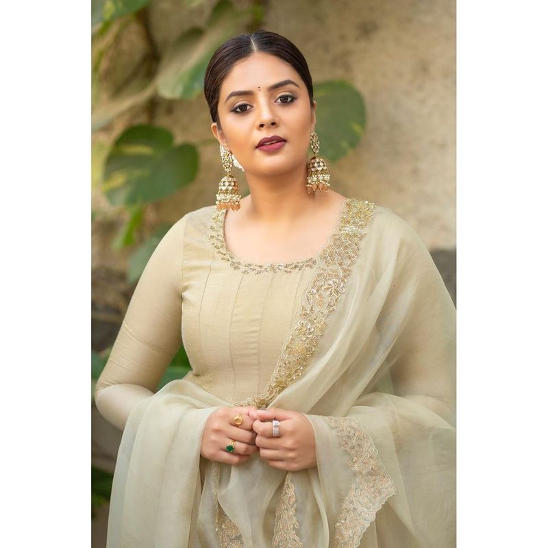 అలాగే బిసినెస్ ఉమన్ గా కూడా శ్రీముఖి మారారు. లూవీ పేరుతో గార్మెంట్స్ అండ్ లగ్జరీ యాక్సరీస్ స్టోర్స్ చైన్ ని శ్రీముఖి ప్రారంభించారు.
