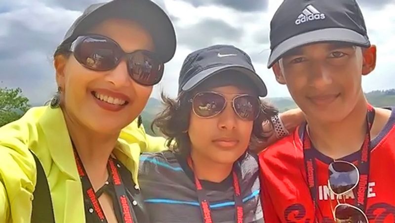 माधुरी दीक्षित का छोटा बेटा रियान फिलहाल मुंबई के एक इंटरनेशनल स्कूल में पढाई कर रहा है। रियान को अपनी मॉम की तरह ही डांस करना काफी पसंद है। माधुरी अपने दोनों बच्चों को एक्स्ट्रा कैरिकुलर एक्टिविटीज में बिजी रखती हैं।