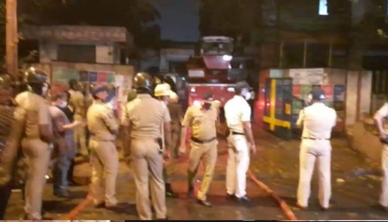 <p>সেখানে দাঁড়িয়েই আর্থিক সাহায্যের কথা ঘোষণা করেছিলেন তিনি। পাশাপাশি অভিযোগ আনেন মমতা বন্দ্যোপাধ্যায়। </p>