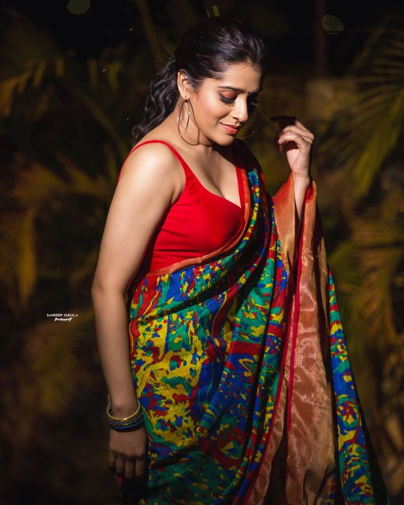 ఆమె చెబుతూ, `సారీ గాయ్స్.. ఈ సమాజం మారేంత వరకు నాకెవ్వరూ మహిళా దినోత్సవ శుభాకాంక్షలు తెలుపవద్దు. నేను సంతోషంగా లేను. మహిళలను ఇంకా మగాడు బహిరంగంగా దూషిస్తూనే ఉన్నాడు. అందరితో పడుకునే దానిలానే మహిళను భావిస్తూ.. బూతులు తిడుతున్నాడు. తల్లిదండ్రులు పక్కన ఉండగానే ఇటువంటి సంఘటన చోటు చేసుకోవడం చాలా బాధేస్తుంది.