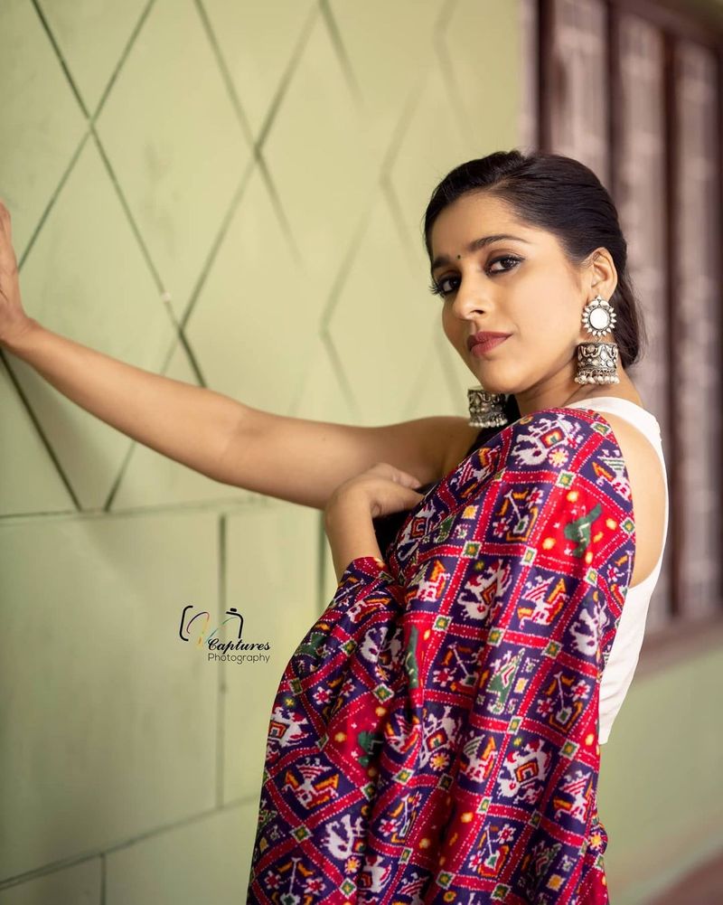 ప్రస్తుతం ఈ వీడియో సోషల్ మీడియాలో వైరల్ అవుతుంది. నిజంగానే చాలా దారుణంగా ఉన్న ఈ వీడియో చూసి నెటిజన్లు, రష్మీ అభిమానులు మద్దతు పలుకుతున్నారు. ఇలాంటి వాటిని సహించకూడదని, ఓ డే అయిన ఒక్క రోజు జరుపుకునే విధానం పోవాలని, ప్రతి రోజు ఆ గౌరవం దక్కాలంటున్నారు.