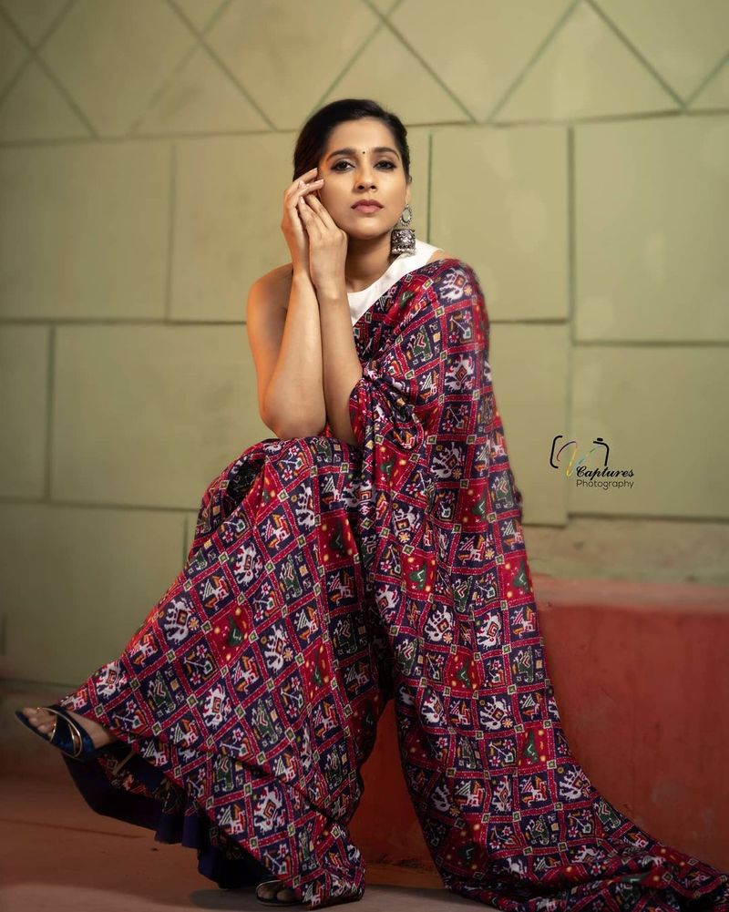 రష్మీ యాంకర్గా, నటిగా బిజీగా ఉన్నారు. ఆమె `ఎక్స్ ట్రా జబర్దస్త్`, `ఢీ` షోలు చేస్తున్నారు. మరోవైపు హీరోయిన్గా `బొమ్మ బ్లాక్బస్టర్` చిత్రంలో నటిస్తున్నారు.