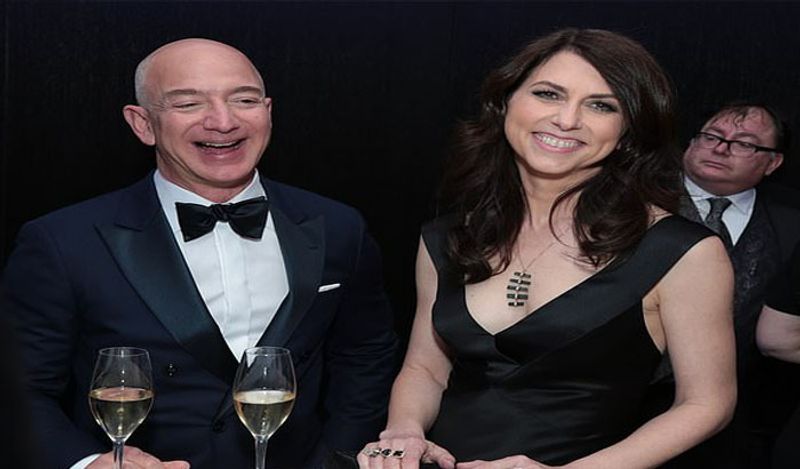 2019 में जेफ बेजोस से हुआ था तलाक
मैकेंजी स्कॉट ने 2019 में जेफ बेजोस से तलाक लिया था। उस समय उनके हिस्से में अमेजन की 4 फीसदी शेयर मिले थे। यह दुनिया का सबसे महंगे तलाक में से एक था। 4 फ़ीसदी हिस्सेदारी मिली थी जिसका मूल्य 36 अरब डॉलर था। स्कॉट और जेफ बेजोस 25 साल की शादी के बाद अलग हो गए थे। दोनों ने 1993 में शादी की थी।
