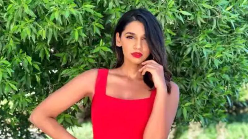 <p>মডেলিংও করেছেন সঞ্জনা। ২০১৪ মিস ইন্ডিয়া প্রতিযোগিতার ফাইনালেও পৌঁছন তিনি৷ সঞ্জনা এম টিভির জনপ্রিয় অনুষ্ঠান স্পিলটসভিলাতেও অংশ নিয়েছেন৷ ২০১৩ তে সঞ্জনা ফেমিনা মিস গর্জাস পুরস্কার পান৷<br />
</p>