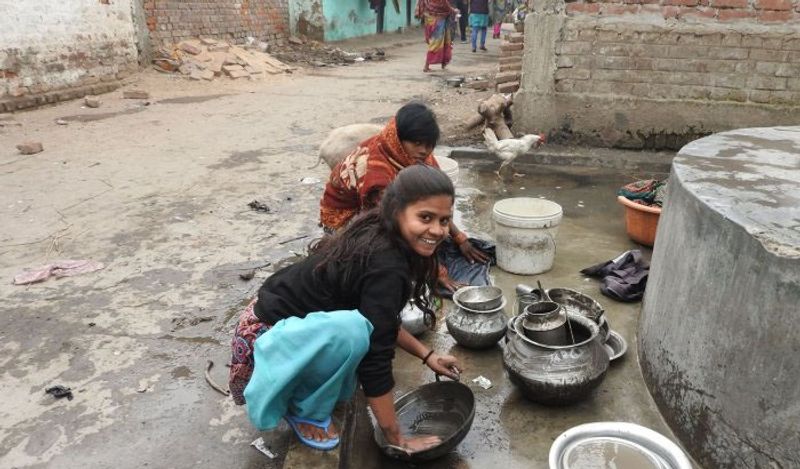 लोगों के घर से राख का नामो-निशान खत्म हो गया। हालांकि, आज भी पिछड़े इलाकों में बर्तन की धुलाई राख से की जाती है। ये राख लकड़ी या कोयले के जलने के बाद बचे ऐशेस होते हैं। 