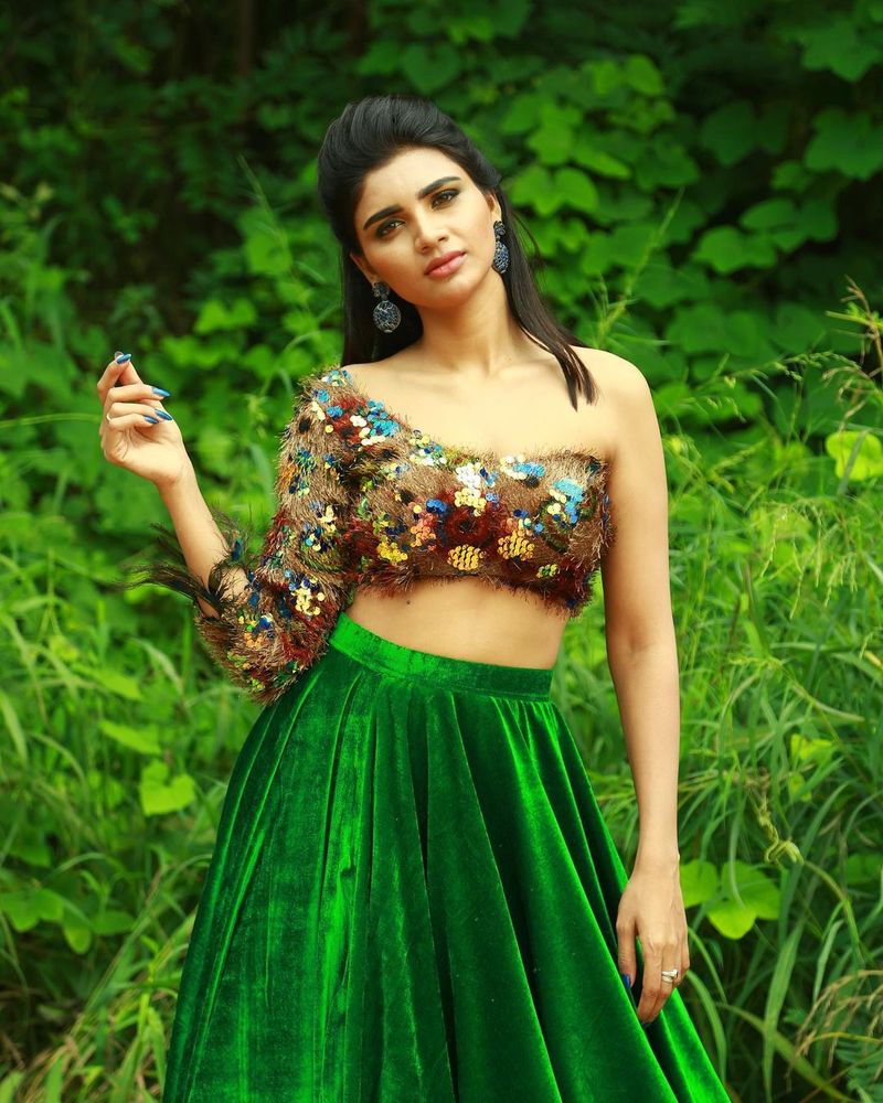 వీరు చేసే స్కిట్లేకాదు, వీరి మధ్య రొమాన్స్ కూడా బాగా పండుతుంది. స్టేజ్పైనే ముద్దులు, హగ్గులతో రెచ్చిపోతుంటారు. ఒకరినొకరు ప్రపోజ్ చేసుకోవడం వంటివి హైలైట్గా మారుతుంటాయి. షోకి క్రేజ్ని తీసుకొస్తున్నాయి.