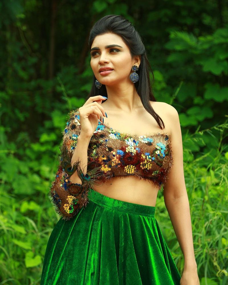 అందాల ఆరబోతతోనూ కనువిందు చేస్తుంది వర్ష. సోషల్ మీడియాలో తన గ్లామర్ ఫోటోలు పంచుకుని నెటిజన్లకి ఎరగా వేస్తుంది. ఫాలోయింగ్ని పెంచుకుంటుంది.
