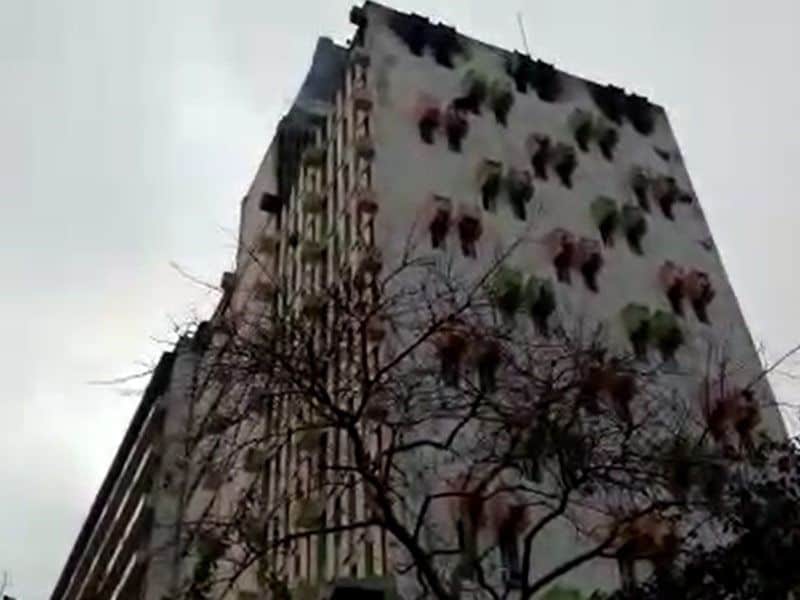 <p>মঙ্গলবার সকালেই এক দমকল কর্মী সেই বিষয় নজর দিয়ে বলেন, লিফটে করে যাচ্ছিলেন সকলে। </p>